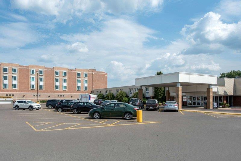 Clarion Hotel & Suites Brandon