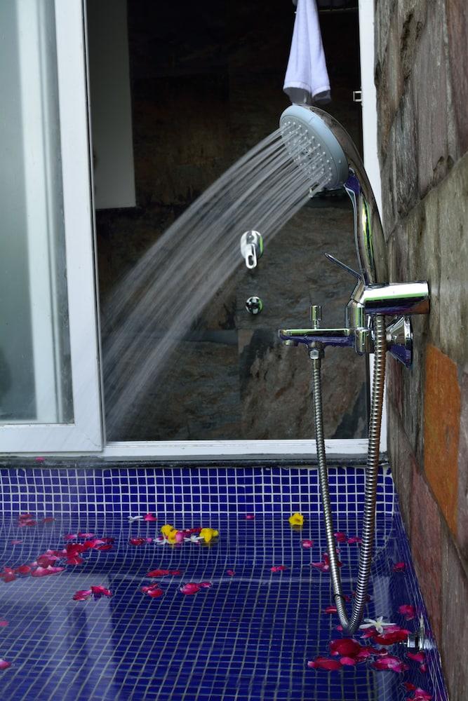 Bamboo Saa Resort & Spa