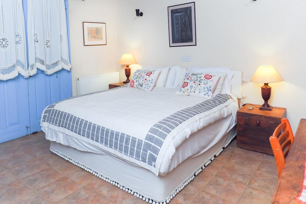 Adamos Studio Hotel Apartments