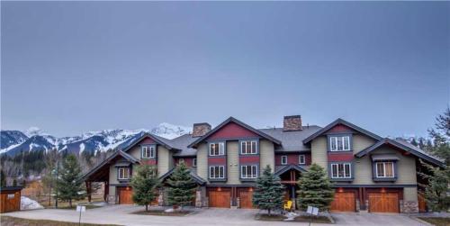 Pinnacle Ridge Chalets By Fernie Lodging Co