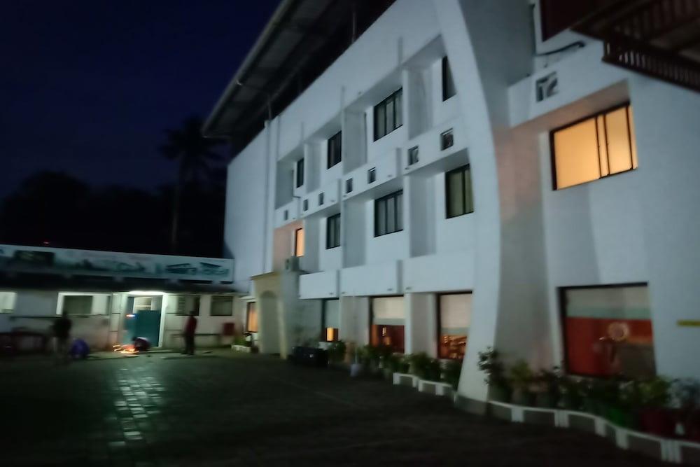 Capital O 19742 Hotel Dona Castle