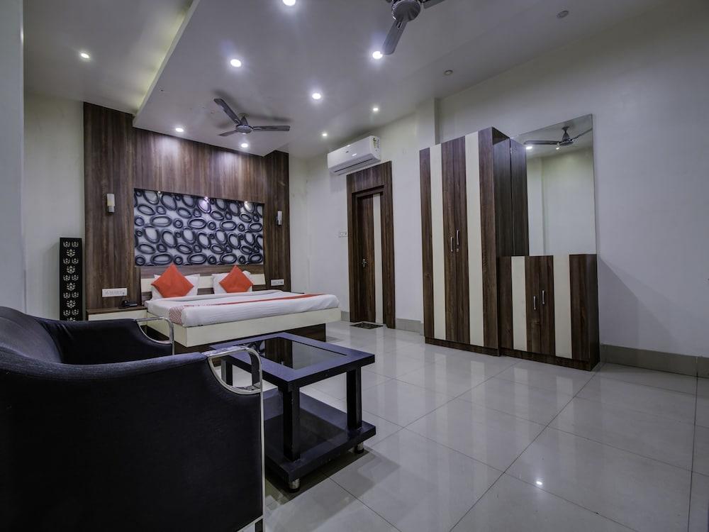 Oyo 22530 Savoy Hotel