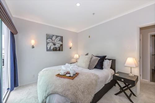 Princes Wharf 1Br Sub Penthouse With Panoramic City & Ocean Views