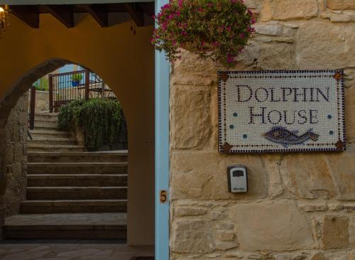 Dolphin Guest House And Studios