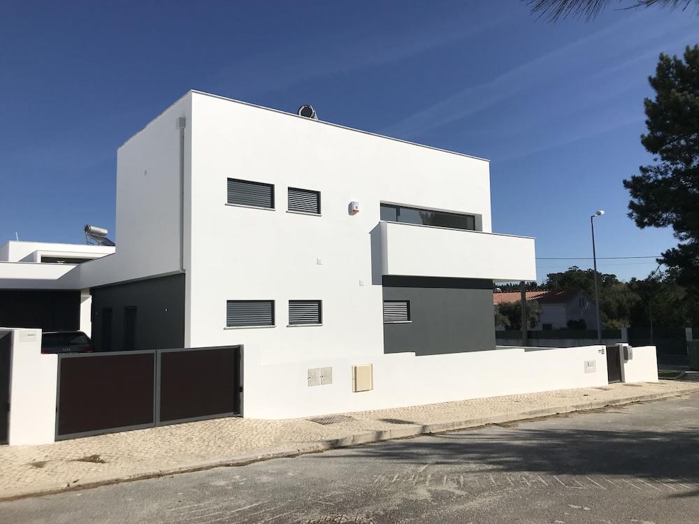 Modern Villa With Private Pool, Near The Beautiful Beach Of Foz De Arelho
