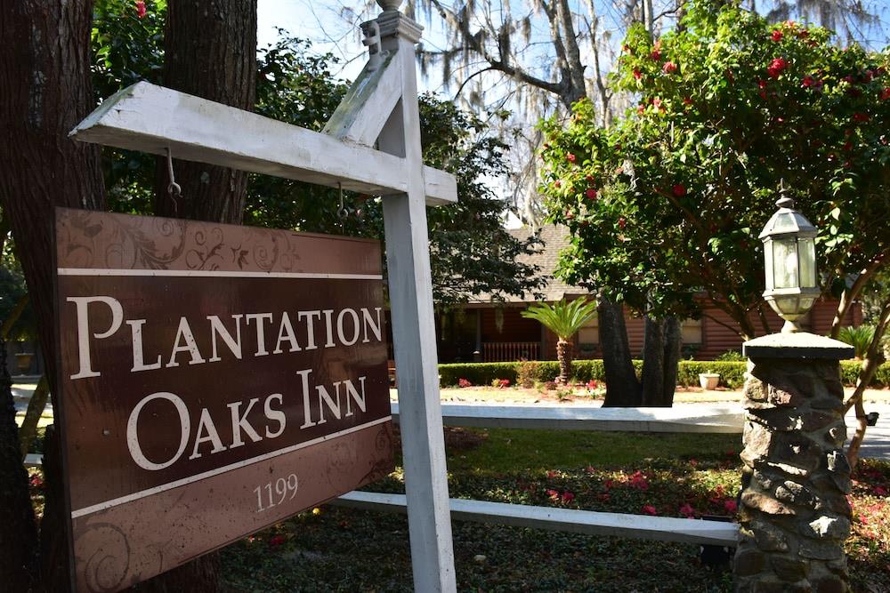Plantation Oaks Inn