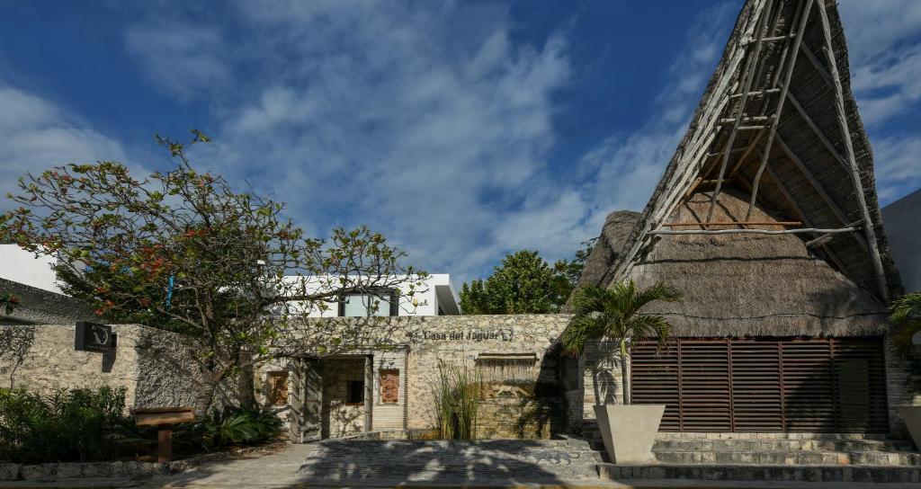 Casa Del Jaguar Beach Hotel