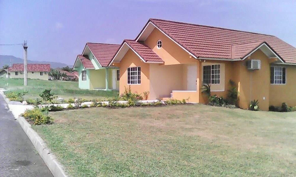 Deluxe Hartland Holiday homes