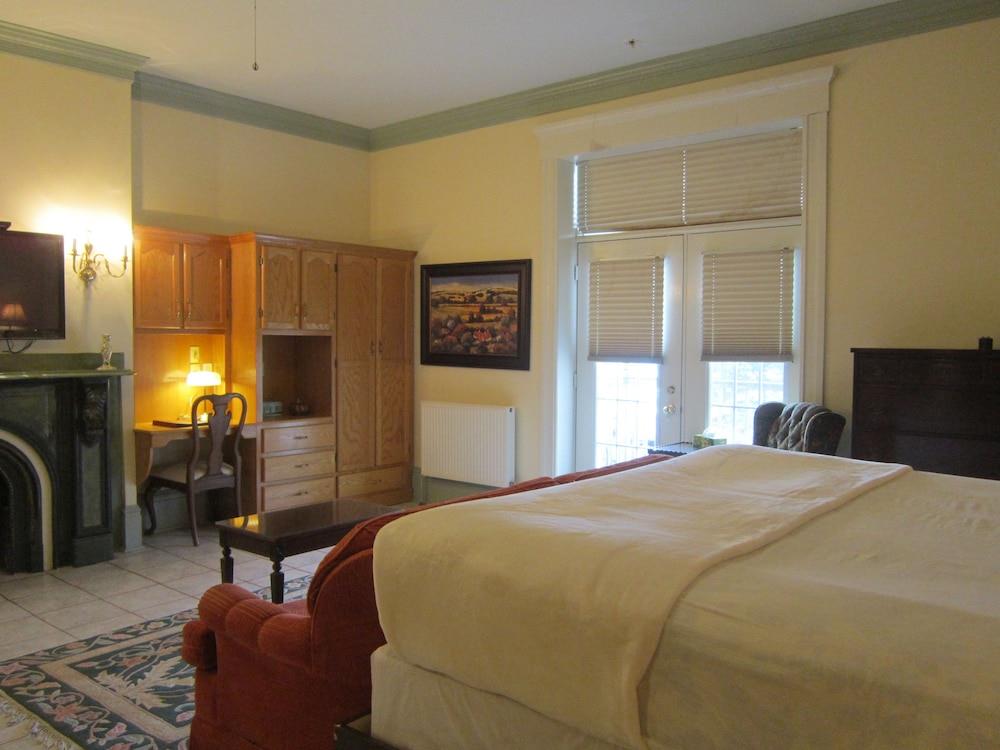 Chipman Hill Suites Senator Dever House