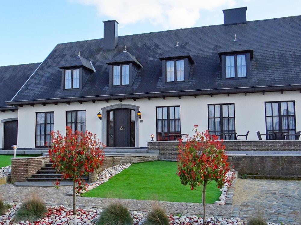 Charming Holiday Home With Jacuzzi In Bree