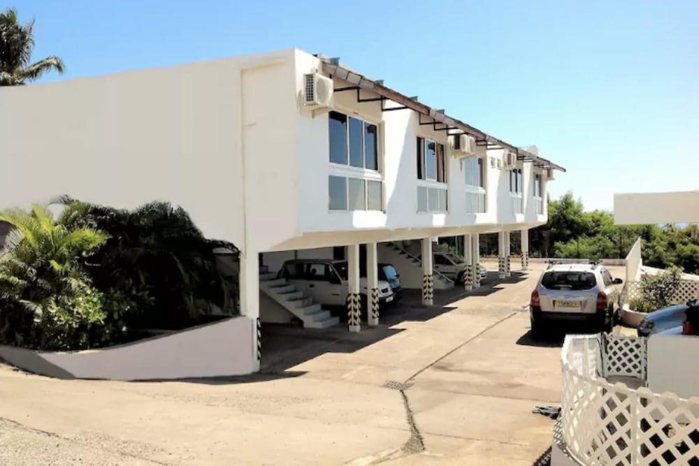 F2 Manureva Iti Apartment 1