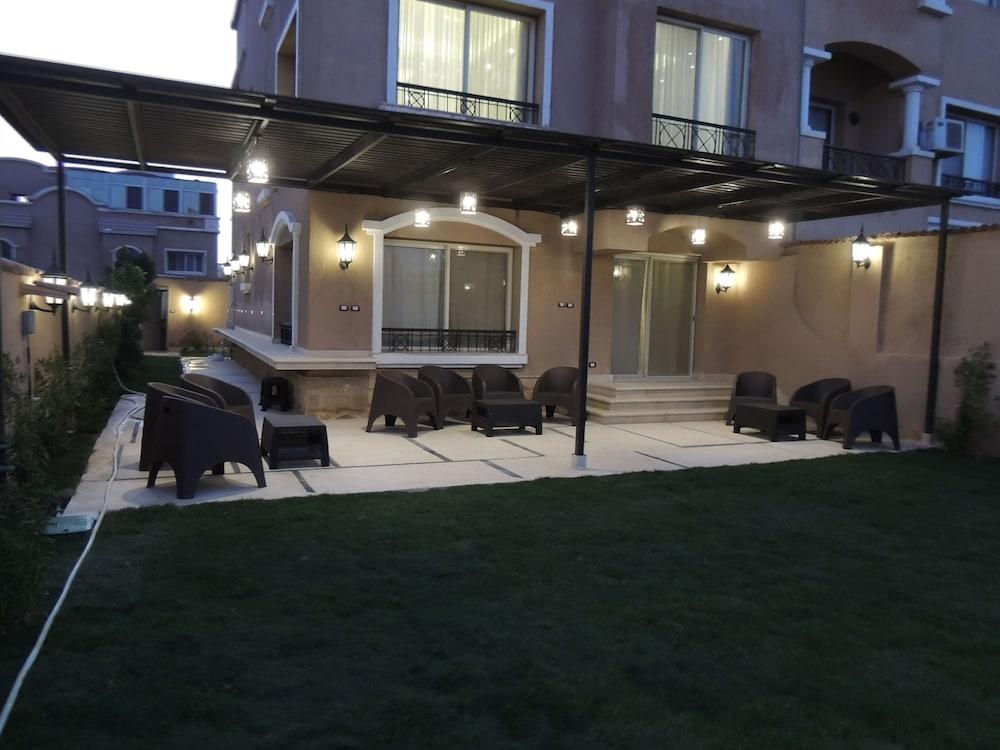 Sultan Luxurious Townhouse Near AUC & Point 90 Mall