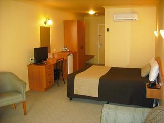 Hopkins House Motel & Apartments