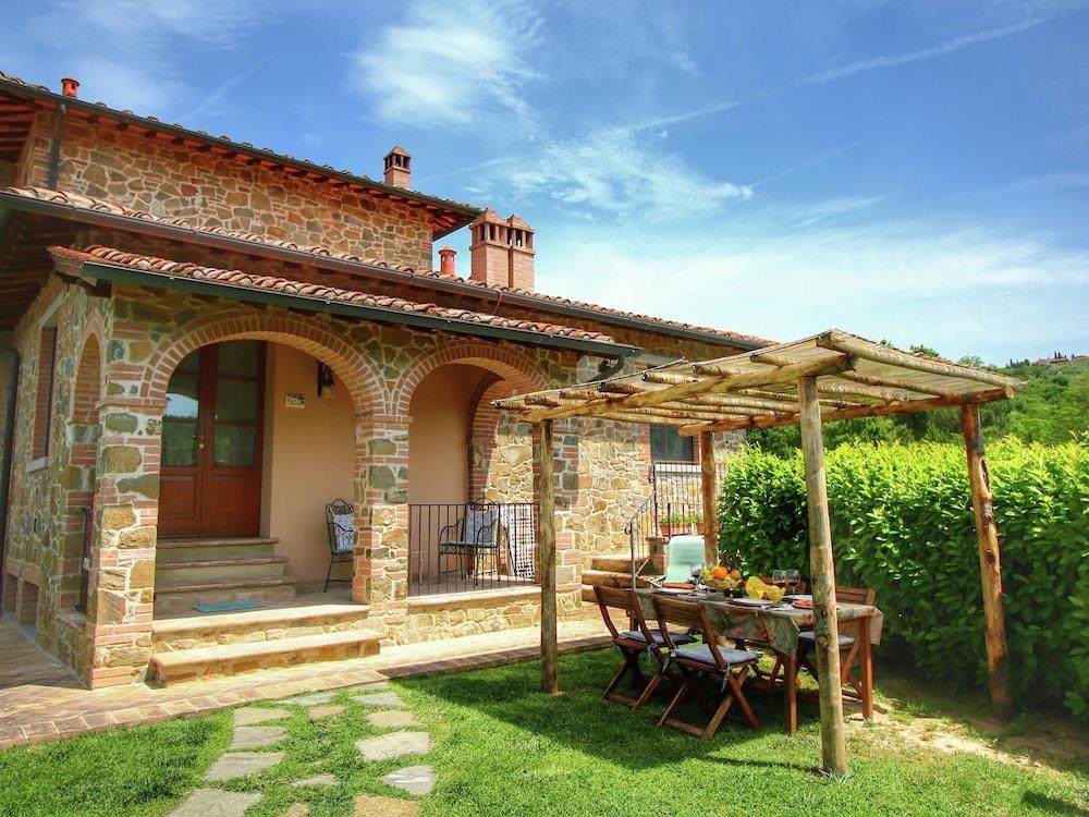 Luxurious Cottage In Lucignano With Pool